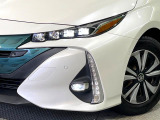 【LEDヘッドライト】悪天候や夜間走行時も良好な視界を確保し安心して運転できる高輝度LEDヘッドライトを装備!点灯速度が早く、消費電力も抑えられています。
