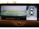 ハンドル操作にあわせてガイドラインが変化するバックガイドモニター搭載。全方位、フロント、左右側面モニターも搭載しているので、周囲の状況を確認しながら駐車出来ます。慣れない場所でも心強いですよ。