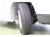 タイヤサイズ 195/80R15。シンプルなデザインのホイールキャップ付きスチールタイヤを装着しています。