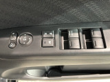 狭い駐車場で便利な電動格納ドアミラーが付いています。