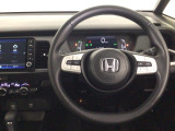 【ハンドル】運転にかかわる様々な操作を安全に行えるように視点移動が少なく操作性に配慮されたスイッチ類が凝縮されたコックピットです。