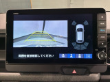 リバースギアに入れるだけで後方の表示へ切り替わります。夜間や雨の日の駐車も楽になりますよ。