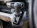 CVT(無段変速)のオートマチックです。インパネシフトがとても使い易く足元がスッキリするので、空間が広く使えますね♪