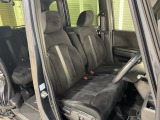 乗降がしやすい運転席。高さが調節できて小柄な方でも運転しやすいポジションをとることができます。