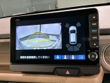 リバースギアに入れるだけで後方の表示へ切り替わります。夜間や雨の日の駐車も楽になりますよ。