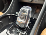 【オレフォス社製クリスタル・シフトノブ】高い存在感を放つクリスタルのシフトノブはボルボPHEV車のみに装備される特別なアイテム。スウェーデン南部のクリスタルガラスメーカー、オレフォス社による製造。