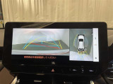 【パノラミックビューモニター】専用のカメラにより、上から見下ろしたような視点で360度車の周囲を確認することができます。