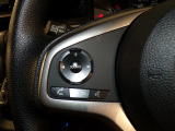 【ステアリングリモコン】ステアリングにオーディオ調節可能なスイッチが装備されていますので運転中でも視線をそらさずにオーディオの調節が可能です!