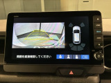 リバースギアに入れるだけで後方の表示へ切り替わります。夜間や雨の日の駐車も楽になりますよ。