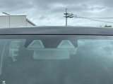 2つのカメラで前方の車両や歩行者を検知し、衝突のおそれがあると判断すると、ブザー音やメーター内の表示で警告。衝突の可能性が高まると、自動でブレーキをかけ、衝突の回避または衝突時の被害軽減を図ります。