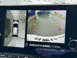 アラウンドビューモニター。上空から見下ろしているかのような映像を映し出して周囲を確認し、スムースな駐車をアシストします。