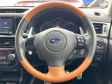 【純正革巻きステアリング】上質な革を使用することで、手にしっかり馴染みとても運転しやすいハンドルです♪
