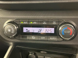 【オートエアコン】一度お好みの温度に設定すれば、車内の温度を検知し風量や温度を自動で調整。暑い&hellip;寒い&hellip;と何度もスイッチ操作をする必要はありません。快適な車内空間には必須の機能ですね♪