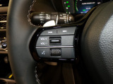 【ステアリングリモコン】ステアリングにオーディオ調節可能なスイッチが装備されていますので運転中でも視線をそらさずにオーディオの調節が可能です!