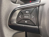 運転中、オーディオの操作をしてて、ハッとしたことはありませんか?ステアリングスイッチは、運転中でもハンドルでオーディオの操作が可能です。安全なドライブをサポートします。