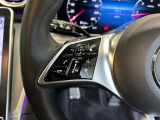 ステアリングボタンは、使いやすいデザインでございます。ステアリング付近のレバーや、ステアリングボタンで追従機能の操作も可能でございます。