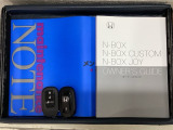 スマートキーは鍵をバッグに入れたままでもドアロックの開閉やエンジンのON・OFFができます。夜間や雨の日も鍵を探さなくて良いので便利です。