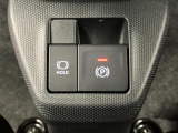 【電動パーキングブレーキ+オートブレーキホールド機能】 指先だけで簡単に操作が可能なパーキングブレーキ、スイッチを押すとブレーキペダルから足を離してもブレーキを保持できるオートブレーキホールド搭載。
