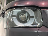 LEDヘッドライトは、点灯の瞬間から最大光量を発揮し、突然暗くなるトンネルなどでの安定感を高めます。