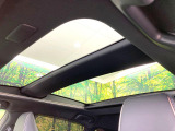 【サンルーフ】開放感たっぷりの希少装備、サンルーフが装着されています!車内に明かりを取り入れたり景色を楽しむ以外にも、車内の空気も簡単に換気できて快適です!