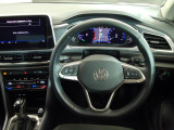 Volkswagen全車共通の上質な本革を使用した手触りのしっとりとしたステアリングです。唯一素肌が触れるハンドルは上位モデルと同じ握り心地になっております。