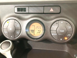 【オートエアコン】一度お好みの温度に設定すれば、車内の温度を検知し風量や温度を自動で調整。暑い&hellip;寒い&hellip;と何度もスイッチ操作をする必要はありません。快適な車内空間には必須の機能ですね♪