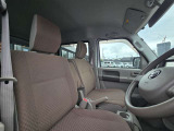 運転席と助手席はウォークスルーで移動できます。