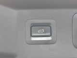 【パワーバックドア】スマートキーや運転席のボタンを押すだけでリアゲートが自動で開閉します!荷物を持っている時や、高い位置にあるバックドアを閉める際に便利な機能です♪