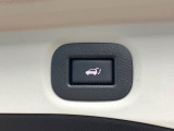 【パワーバックドア】スマートキーや運転席のボタンを押すだけでリアゲートが自動で開閉します!荷物を持っている時や、高い位置にあるバックドアを閉める際に便利な機能です♪