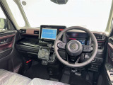 運転席まわりです。 各操作スイッチは使いやすい位置に配置されてます。