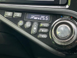 【オートエアコン】一度お好みの温度に設定すれば、車内の温度を検知し風量や温度を自動で調整。暑い&hellip;寒い&hellip;と何度もスイッチ操作をする必要はありません。快適な車内空間には必須の機能ですね♪