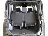 3列目シートは跳ね上げ式で折りたたみ可能です。キャンプ用品など大きな荷物もばっちり収納可能です!