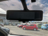 インテリジェントルームミラーは車両後方の状況を映像で映し出してくれます!後席に人が乗っていて見づらい時や荷物で後ろが見えない時も安心です!