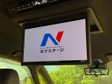 【14型有機ELフリップダウン】三列目からでも迫力のエンタメが観れる大画面フリップダウン。有機ELのモニターでは、一般的なフリップダウンよりも高コントラストでキレイな映像を楽しめます。
