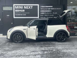 左右フロントドア下部にドアランプを装備。暗い場所での乗り降り時、足もとを照らします。