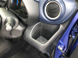 運転席ドリンクホルダー。近くて便利