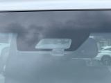 【三菱e-Assist】走行中に前方の車両等を認識し、衝突しそうな時は警報とブレーキで衝突回避と被害軽減をアシスト。より安全にドライブをお楽しみいただけます。