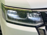 【LEDヘッドライト】悪天候や夜間走行時も良好な視界を確保し安心して運転できる高輝度LEDヘッドライトを装備!点灯速度が早く、消費電力も抑えられています。