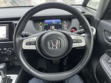 かっこいいステアリングホイール!運転にかかわる様々な操作を安全に行えるように視点移動が少なく操作性に配慮されたスイッチ類が凝縮されたコックピットです。