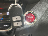 【Hondaスマートキー】カバンやポケットに入れたままでもドアの施錠・解錠が可能なスマートキーを装備。エンジンのオン・オフ時もカギを取り出す必要が無いからとっても便利です♪