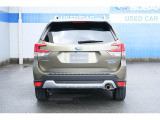 後退時にはバックカメラとセンサーがドライバーをアシスト。車庫入れが不安な方も安心です。