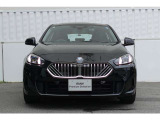 BMWの代名詞の【キドニーグリル】グリルが腎臓のように見えるので【キドニー】と呼ばれるようになりました。一目見ただけでBMWであると認識できる確固たるアイコンとして存在感を放ちます。