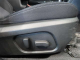 パワーシート搭載。微妙な調整が手軽にでき、ピッタリの最適なポジションで運転することが可能です。
