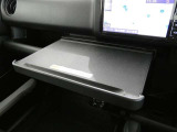 ノートPCを置いてお仕事や軽食時のトレイ代わりに便利なインパネテーブル装備です。危険ですので走行中は、収納しておいてください