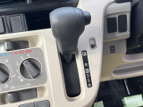 インパネシフトならハンドルからの移動距離が短く操作もスムーズ!また、足元が広くなりすっきりしますので、大柄な方でも快適にお過ごしいただけます。