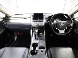 上質で落ち着いた印象のインパネ。視界も広々で運転しやすいです。