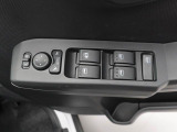 パワーウィンドウのスイッチです。 運転席に居ながら助手席の窓を開け閉めできるので便利ですよ。 ロック機能も付いてるので子供がイタズラして窓を開けるという事もできなくできますよ。