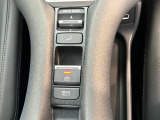 電子パーキングに加えてブレーキホールドシステムを装備しておりますので、信号待ちや踏み切り待ちでもブレーキを踏まずに停止できます!発進する際はアクセルを踏むだけですので渋滞時などはかなり楽ですね!