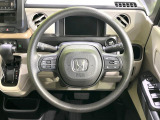 インテリアに合わせたデザインのステアリングは、運転される方のことも考え、運転しやすい形状、大きさです。是非一度、実際に触ってお確かめください。