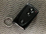 スマートキーを装備しています☆カギをカバンやポケットに入れて頂いた状態でドアロックの開閉やエンジンスタートをして頂けますよ!とても便利な装備です!